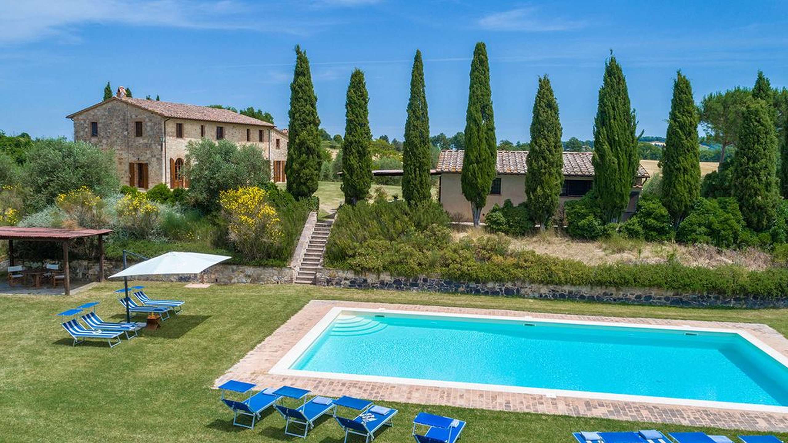 A countryside pool surrounded by the Tuscan landscape