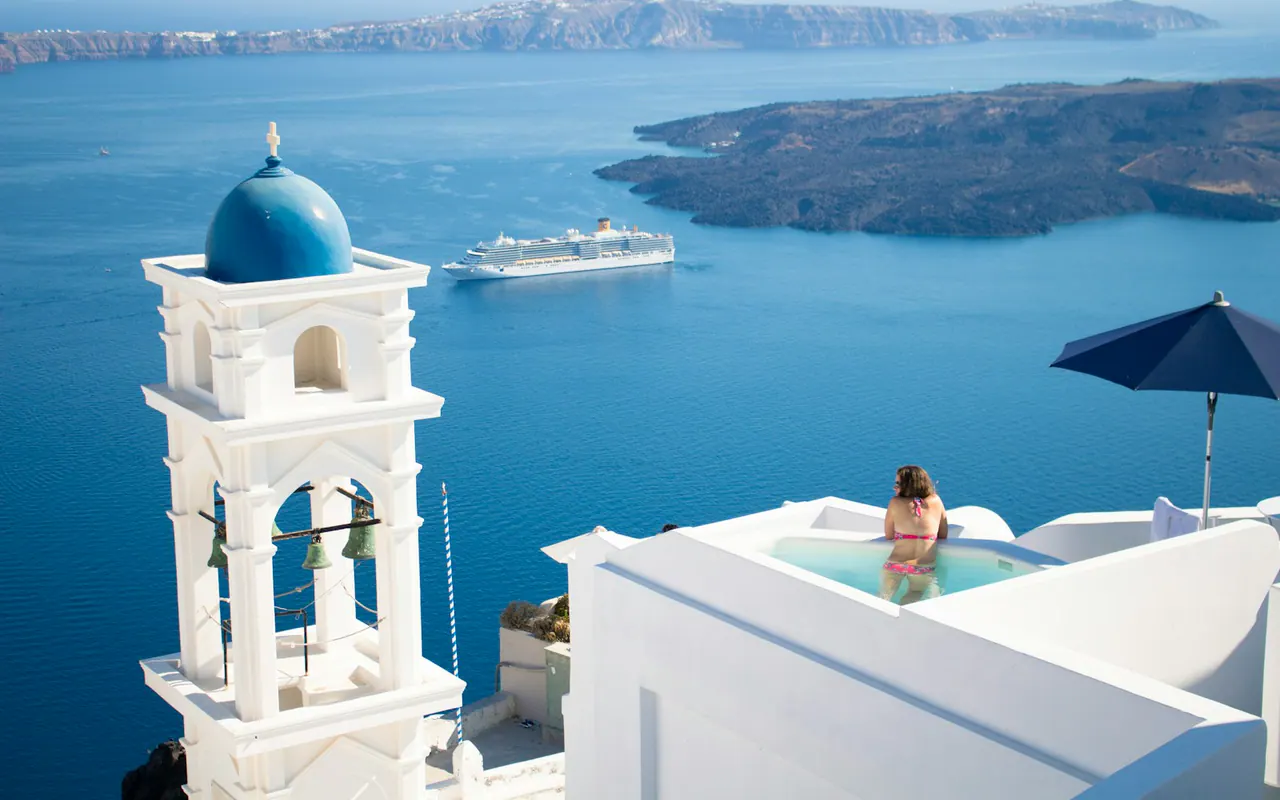 A quiet Santorini terrace above the sea