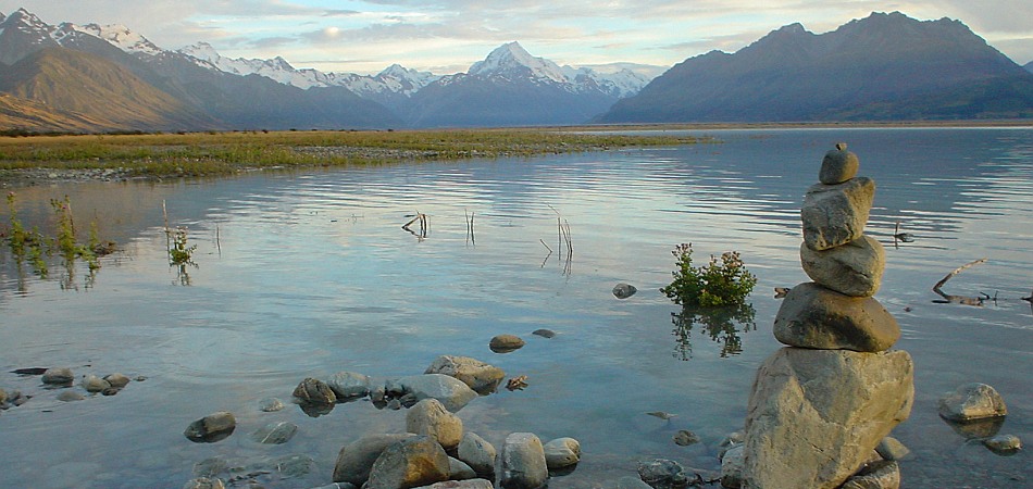 New Zealand lake and mountain destination setting