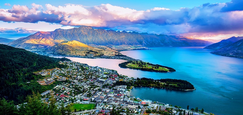 Queenstown beside Lake Wakatipu and the Southern Alps
