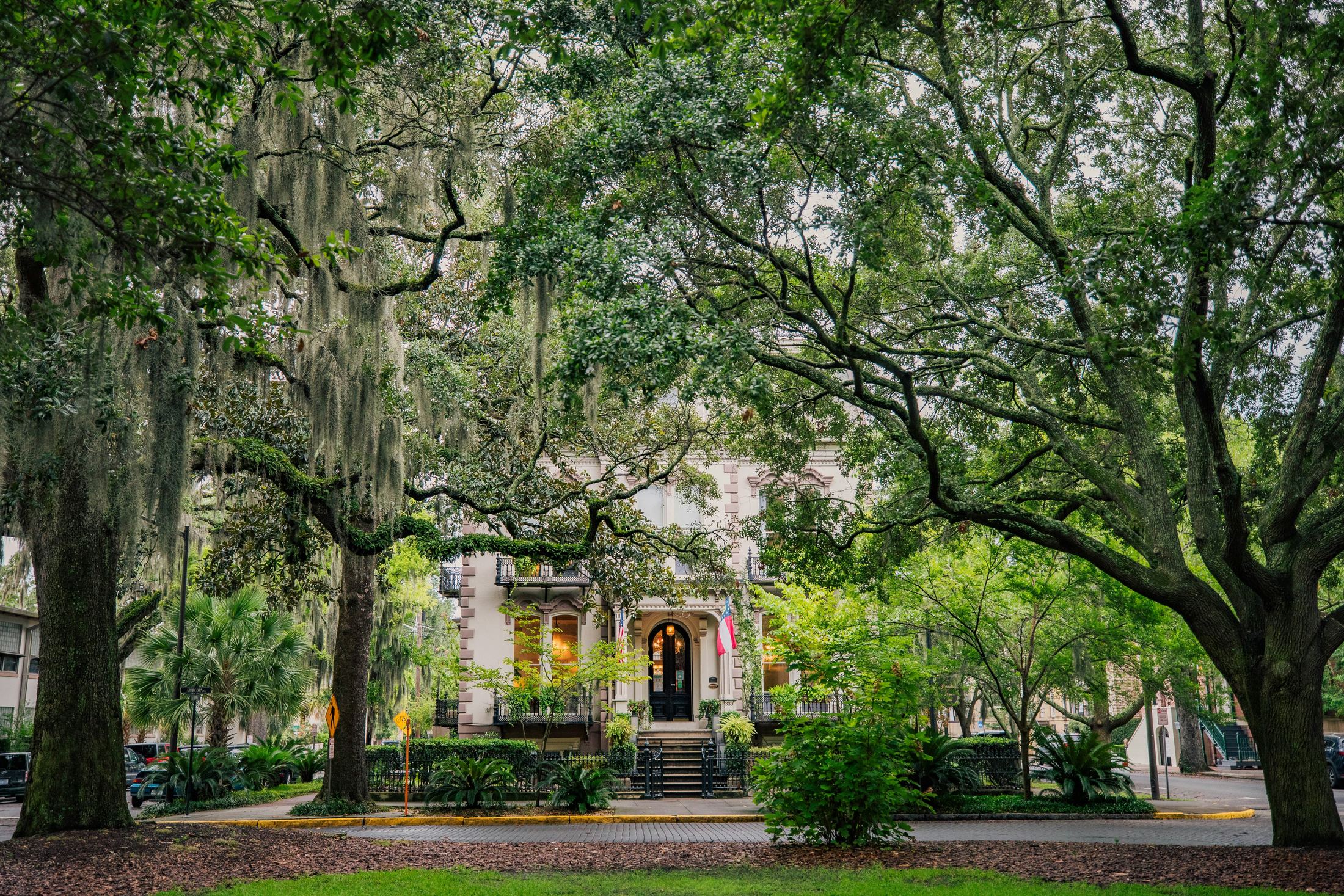 Savannah historic district home framed by live oaks and Spanish moss